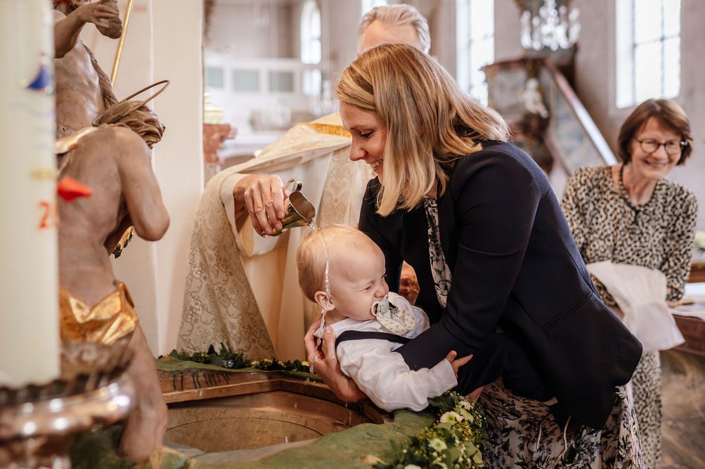 Familie im Garten bei der Tauffeier – Bollschweil