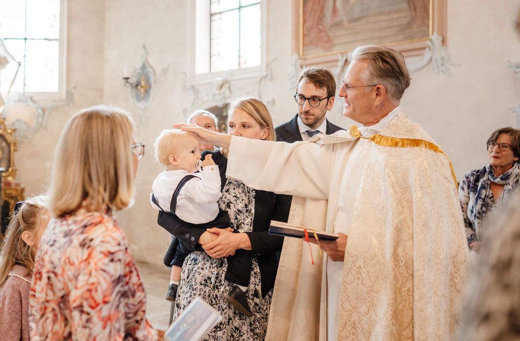 Baby lacht – emotionaler Moment Taufreportage St. Ulrich