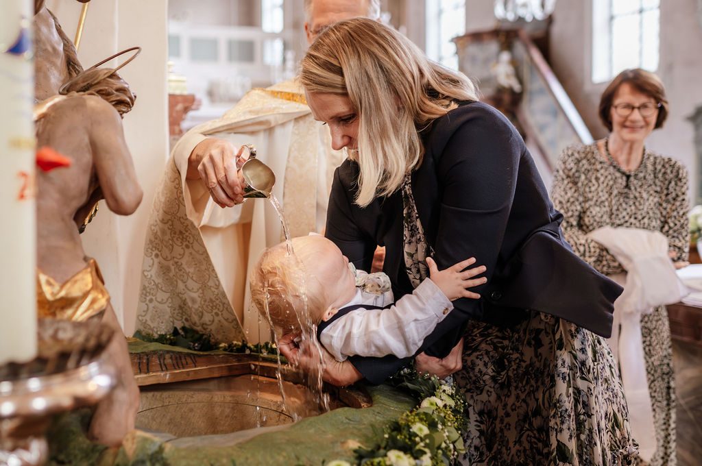 Kinder spielen bei der Tauffeier – St. Ulrich