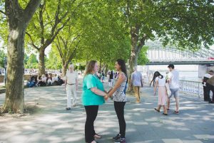 zwei junge Frauen ineinander verlieben Spaziergänge durch Köln