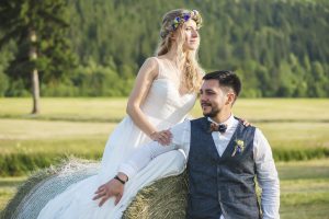 Boho-Brautpaar bei Hochzeitsfotoshooting