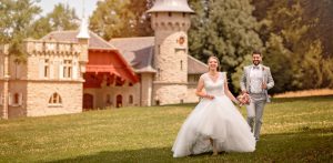 Glückliches Brautpaar während eines Fotoshootings im Dreilindenpark in Luzern, Schweiz, fotografiert von Hochzeitsfotografin Isabela Campos.