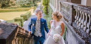 Glückliches Brautpaar beim Paarfotoshooting im Garten der Villa Boveri in Baden, fotografiert von Hochzeitsfotografin Isabela Campos. Das Paar schaut sich verliebt in die Augen und hält Hände fest.