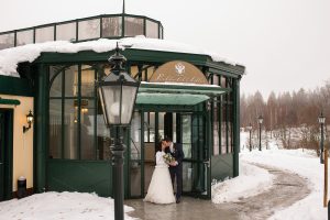 Winterhochzeit im Schwarzwald am Parkhotel Adler in Hinterzarten - Brautpaar küssen sich im Pavillon Diva