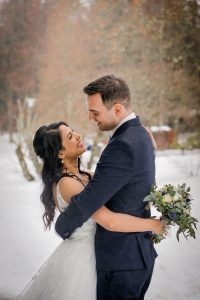 Ein zauberhaftes Winterhochzeitsfoto von Fotografin Isabela Campos bei Hotel Adler in Hinterzarten. Das Brautpaar umarmt sich liebevoll im Schnee und schaut verträumt in die Augen. Das Foto fängt perfekt die romantische Stimmung und die Schönheit des Winters im Schwarzwald ein. Die Fotografin hat den besonderen Moment und die unvergesslichen Erinnerungen dieses Paares perfekt eingefangen und ein wunderschönes Foto kreiert, das die Liebe und die Schönheit einer Winterhochzeit zeigt.