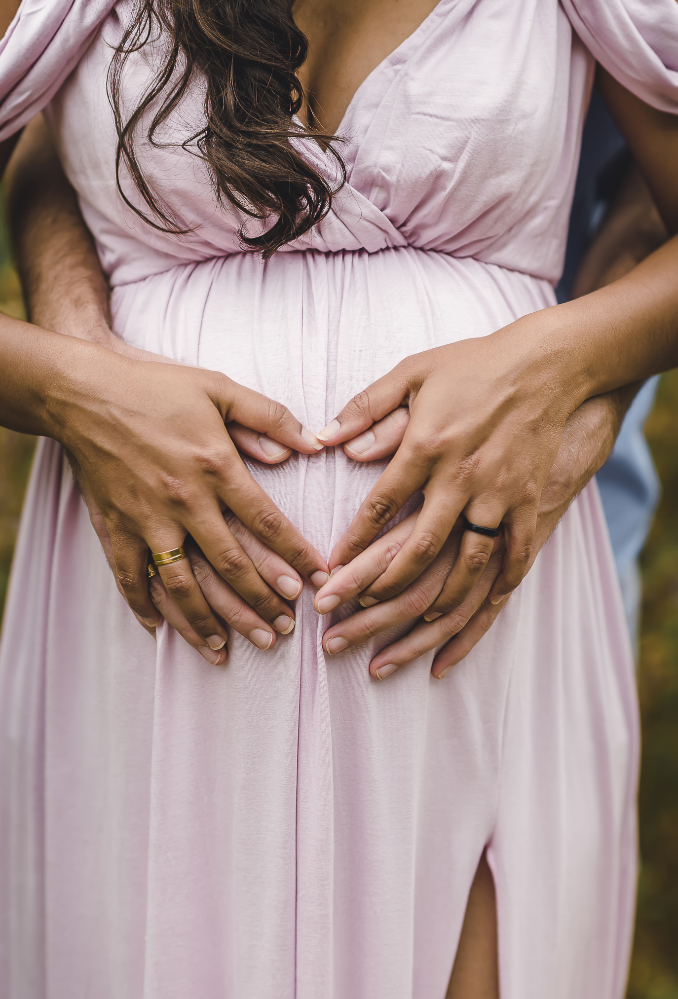 Schwangerschaft Fotoshooting in Offenburg, Close-up der Hände auf dem Babybauch