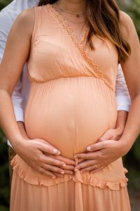 Schwangerschaft Fotoshooting in Durbach, Close-up des wachsenden Babybauchs