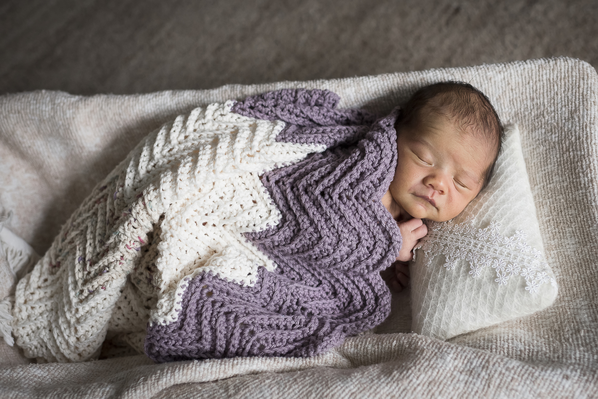 Newborn-Shooting im Home-Studio in Durbach, Baby schläft sanft in natürlicher Pose