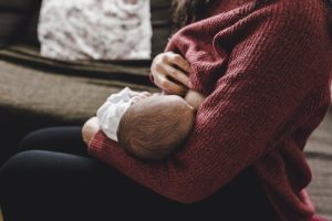 Newborn-Shooting zu Hause in Offenburg, Detailfoto vom Babykopf während des Stillens