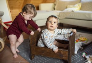 Babyfotografie in Durbach zu Hause, Foto von zwei Babys zusammen