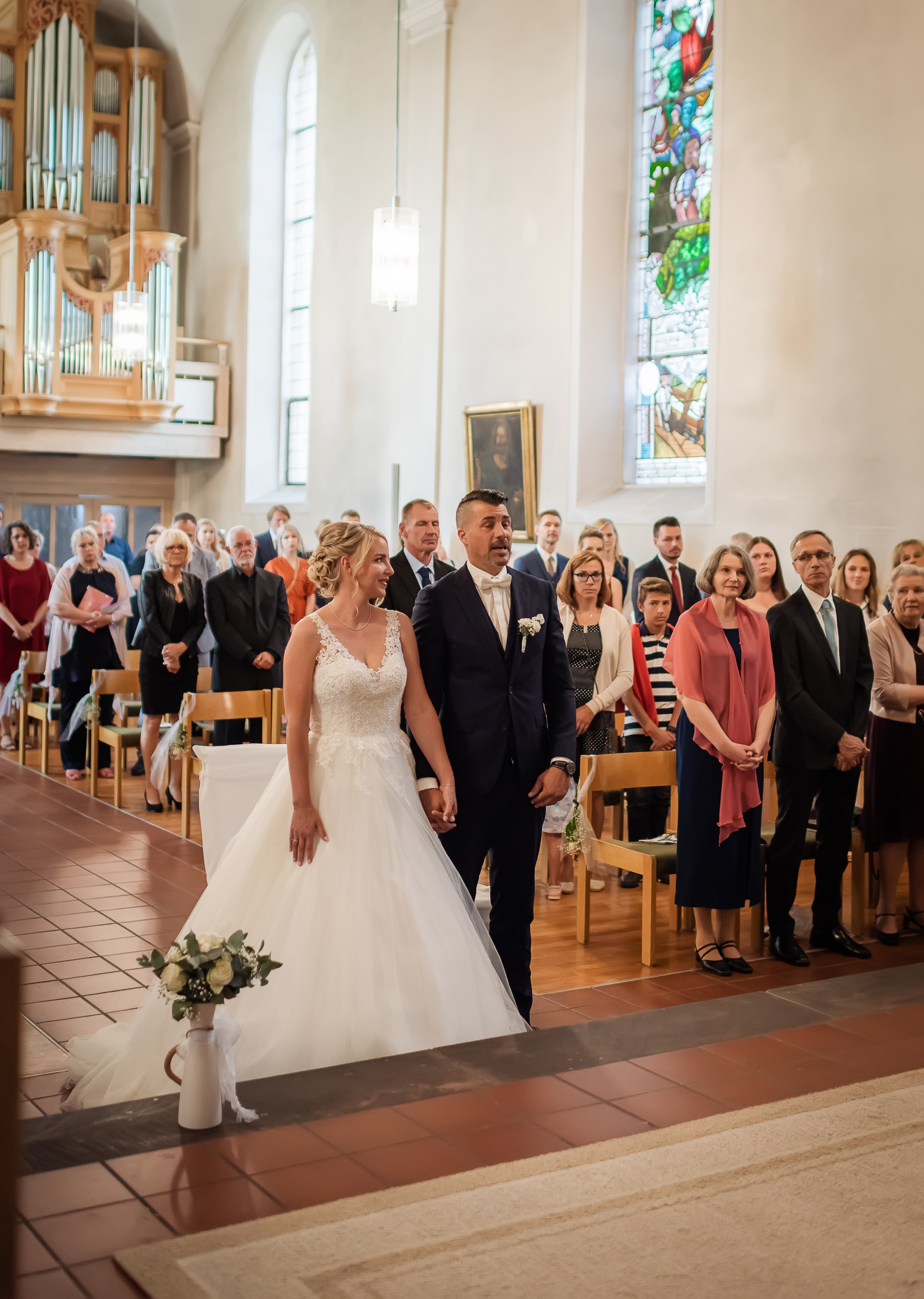 Foto von Bräutigam, der während seiner Hochzeit in der Kirche "Ja" zu seiner Braut sagt, aufgenommen von Hochzeitsfotografin Isabela Campos.