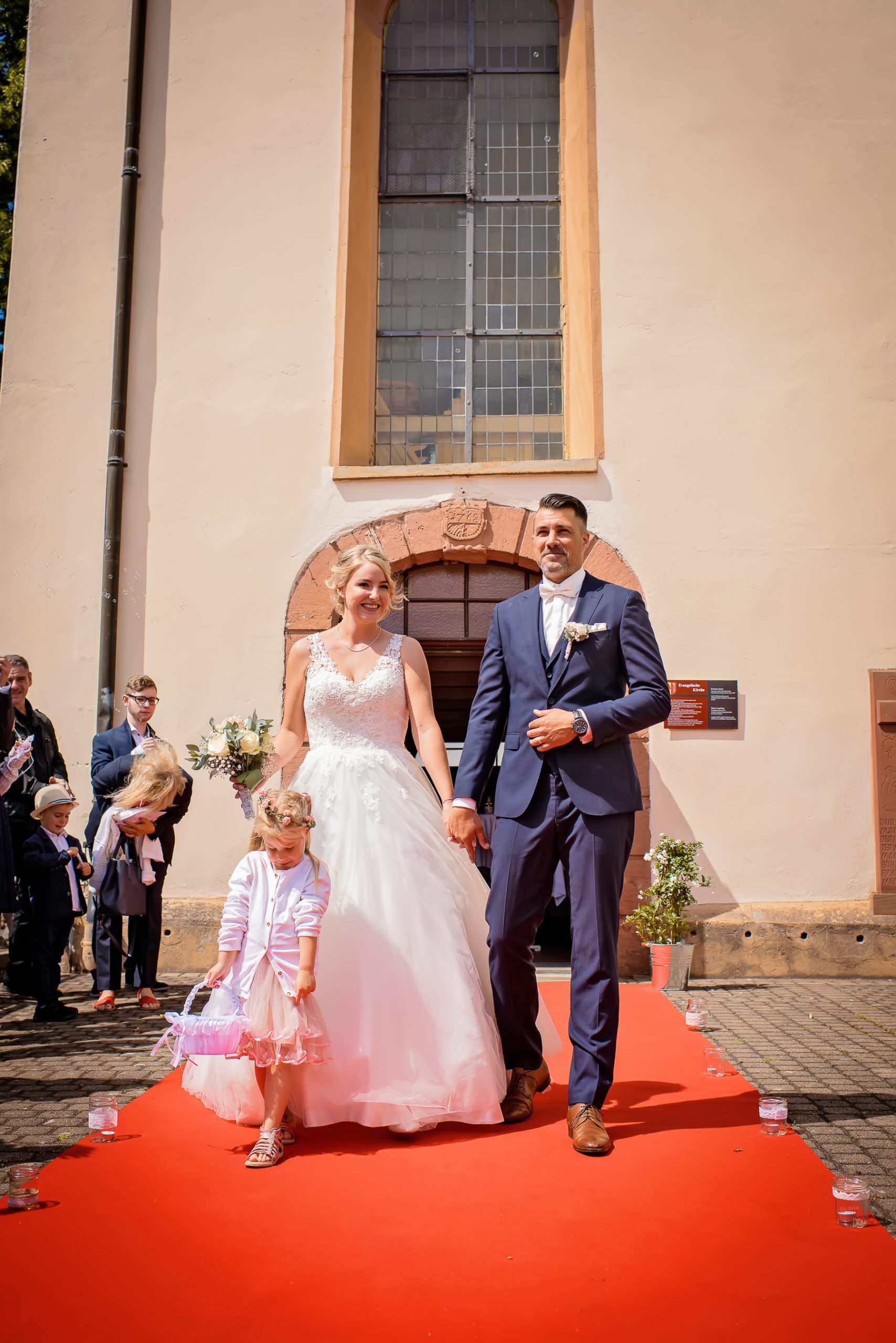 Ein frisch vermähltes Paar verlässt die Kirche in Friesenheim.