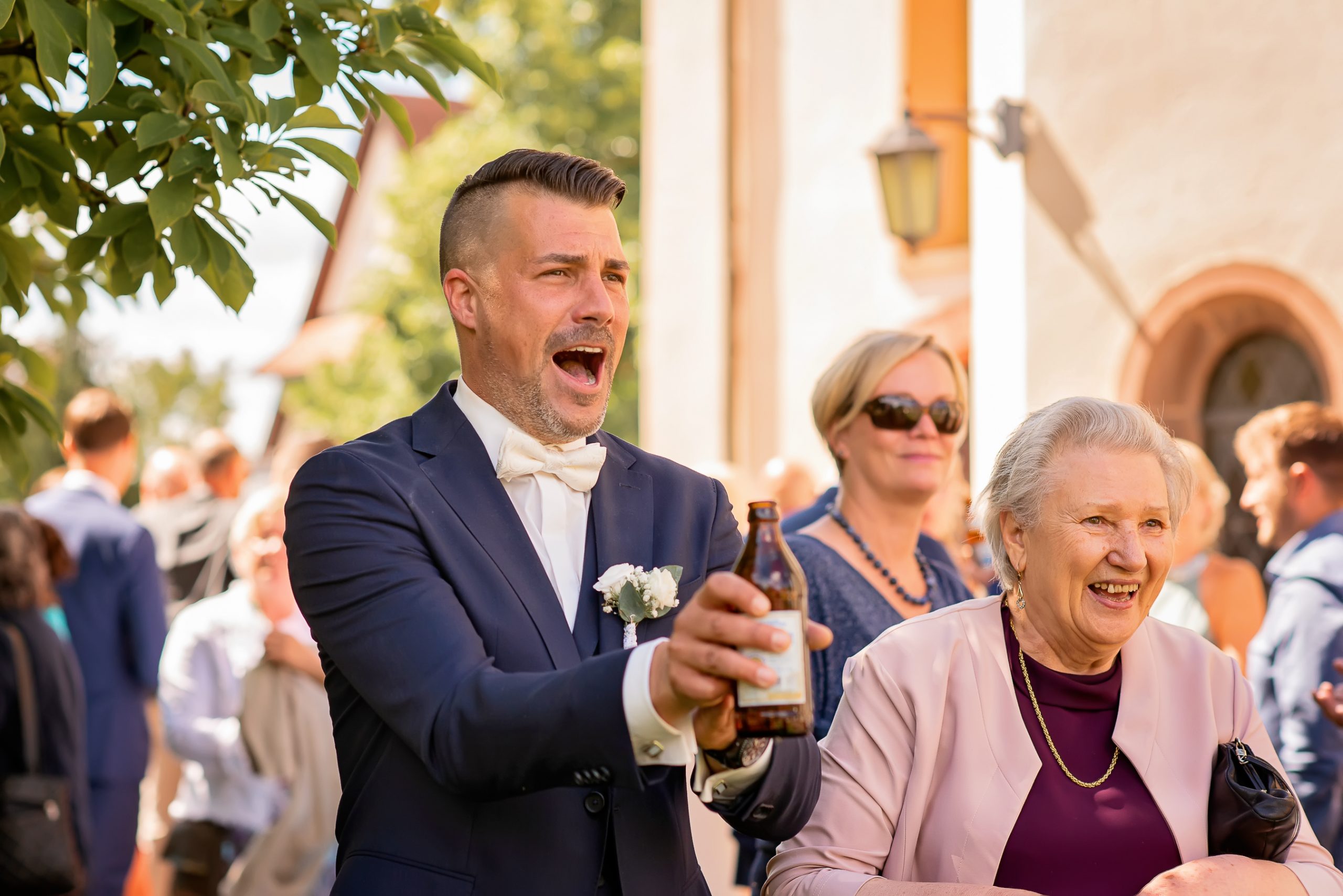 Ein Bräutigam mit einem Bier in der Hand genießt die Musik beim Sektempfang in Friesenheim.