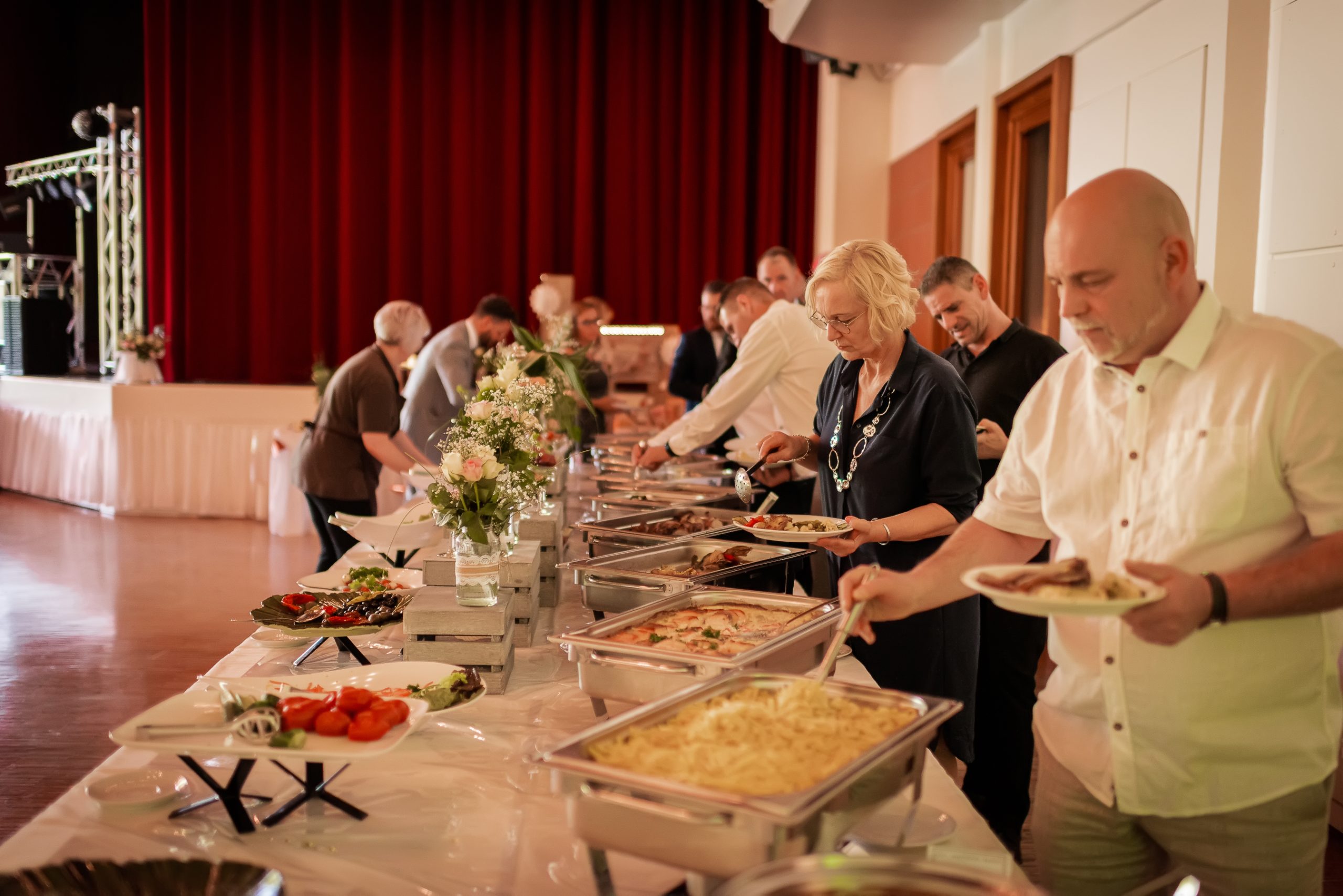 Hochzeitsbuffet für Gäste in der Sternenberghalle in Friesenheim.