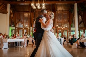 Brautpaar beim romantischen Tanz in dekorierter Sternenberghalle in Friesenheim