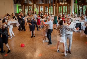 Hochzeitsgäste feiern und tanzen in der Sternenberghalle in Friesenheim