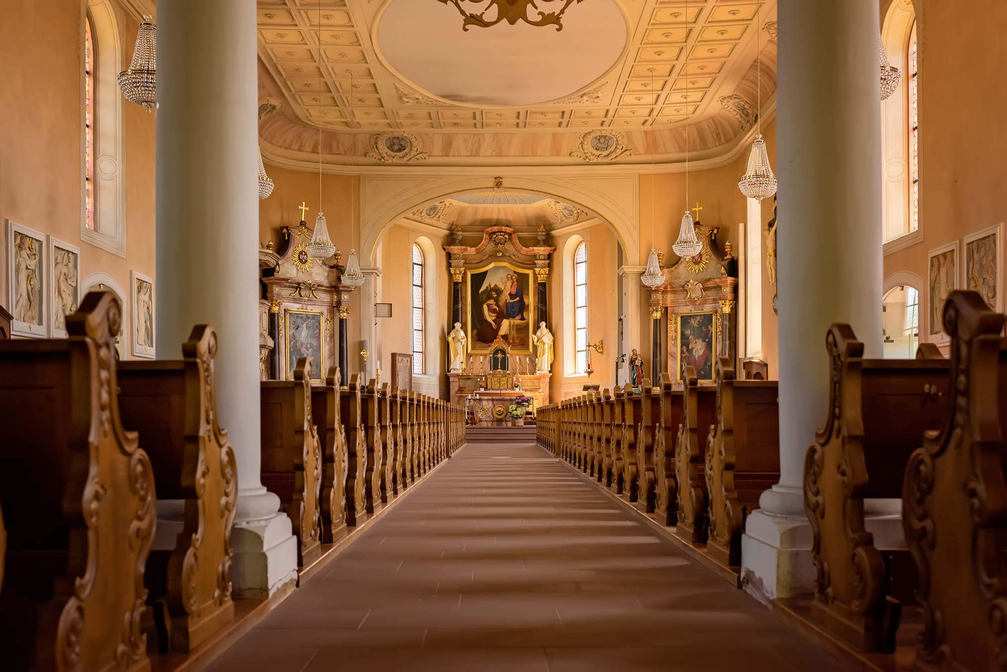 Ein Foto des Innenraums der Pfarrkirche St. Heinrich in Durbach, einem beliebten Ort für Hochzeiten und Taufen.