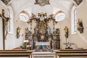 Ein Foto des Altars in der Giersbergkapelle in Kirchzarten, einem beliebten Ort für Taufen und Hochzeiten.