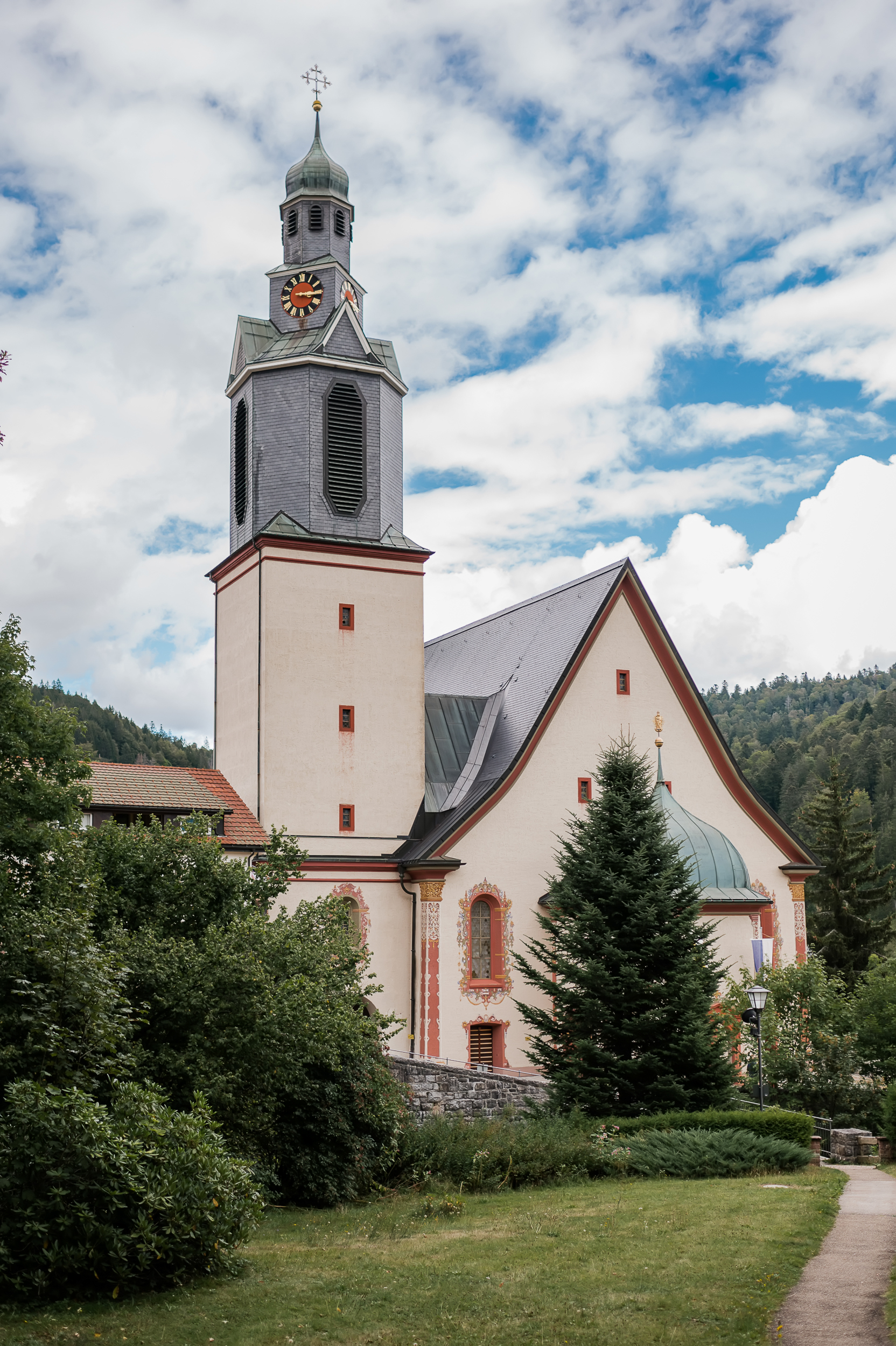 Wallfahrtskirche in Todmoos, Perspektive von hinten mit dem Schwarzwald im Hintergrund
