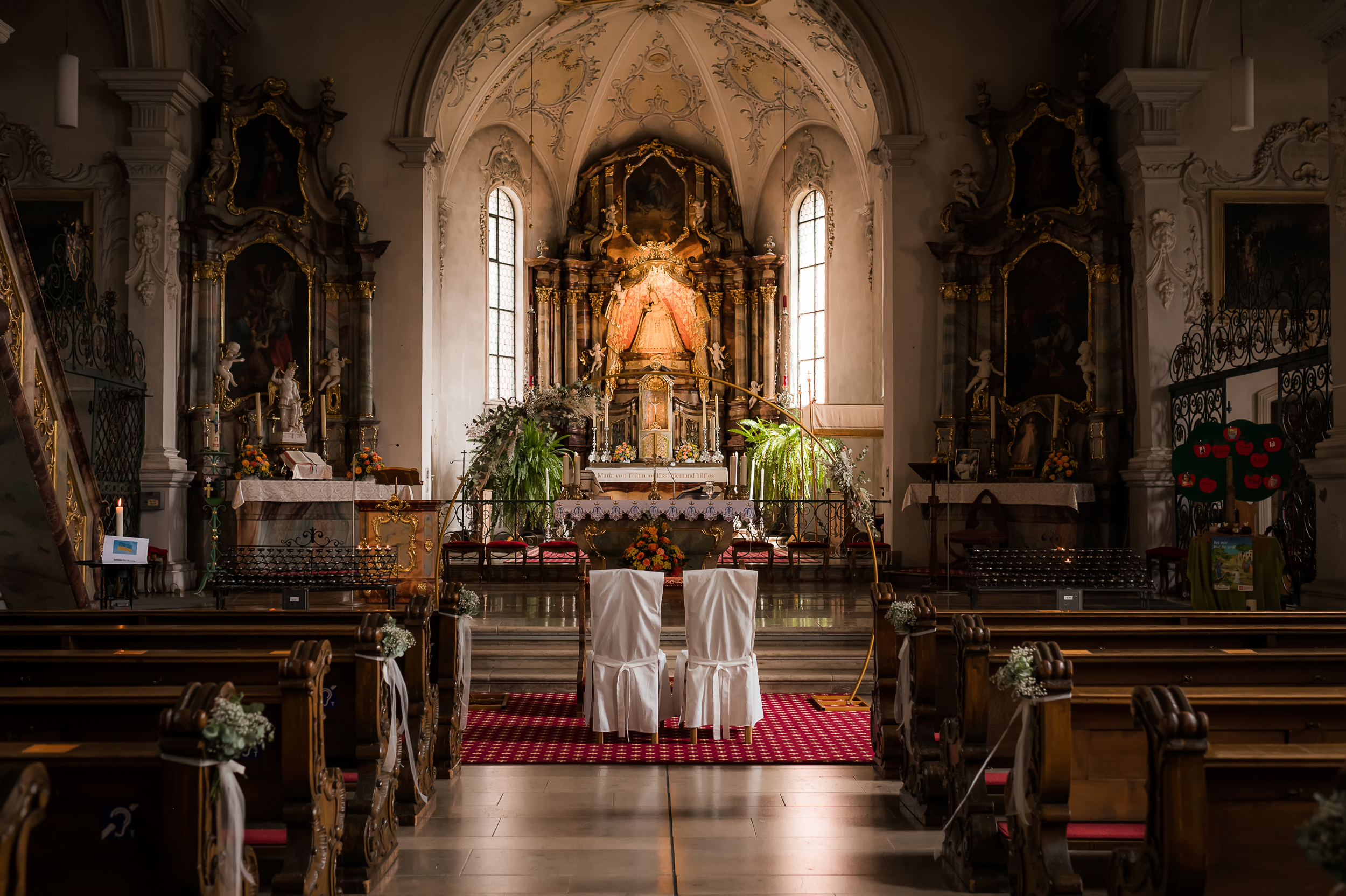 Hochzeit in Wallfahrtskirche in Todmoos, dekoriert mit einem Traumbogen für Hochzeit