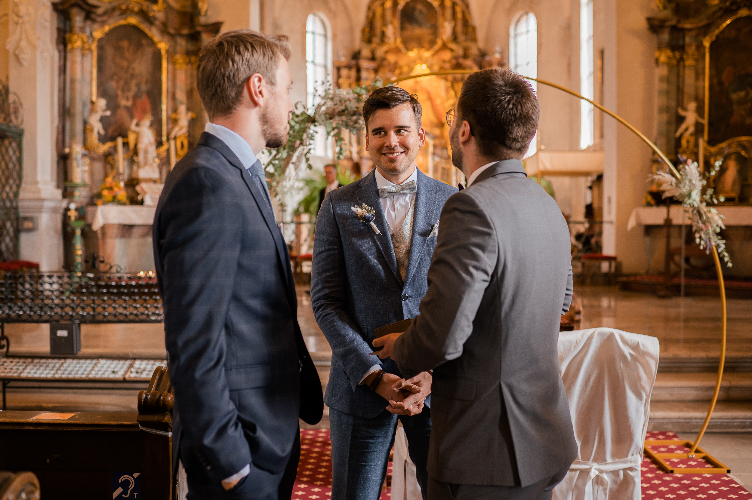 Der Bräutigam wartet im Altar der Todmoos Kirche vor der Hochzeit und zwei Freunde stehen bei ihm und helfen ihm zu entspannen.