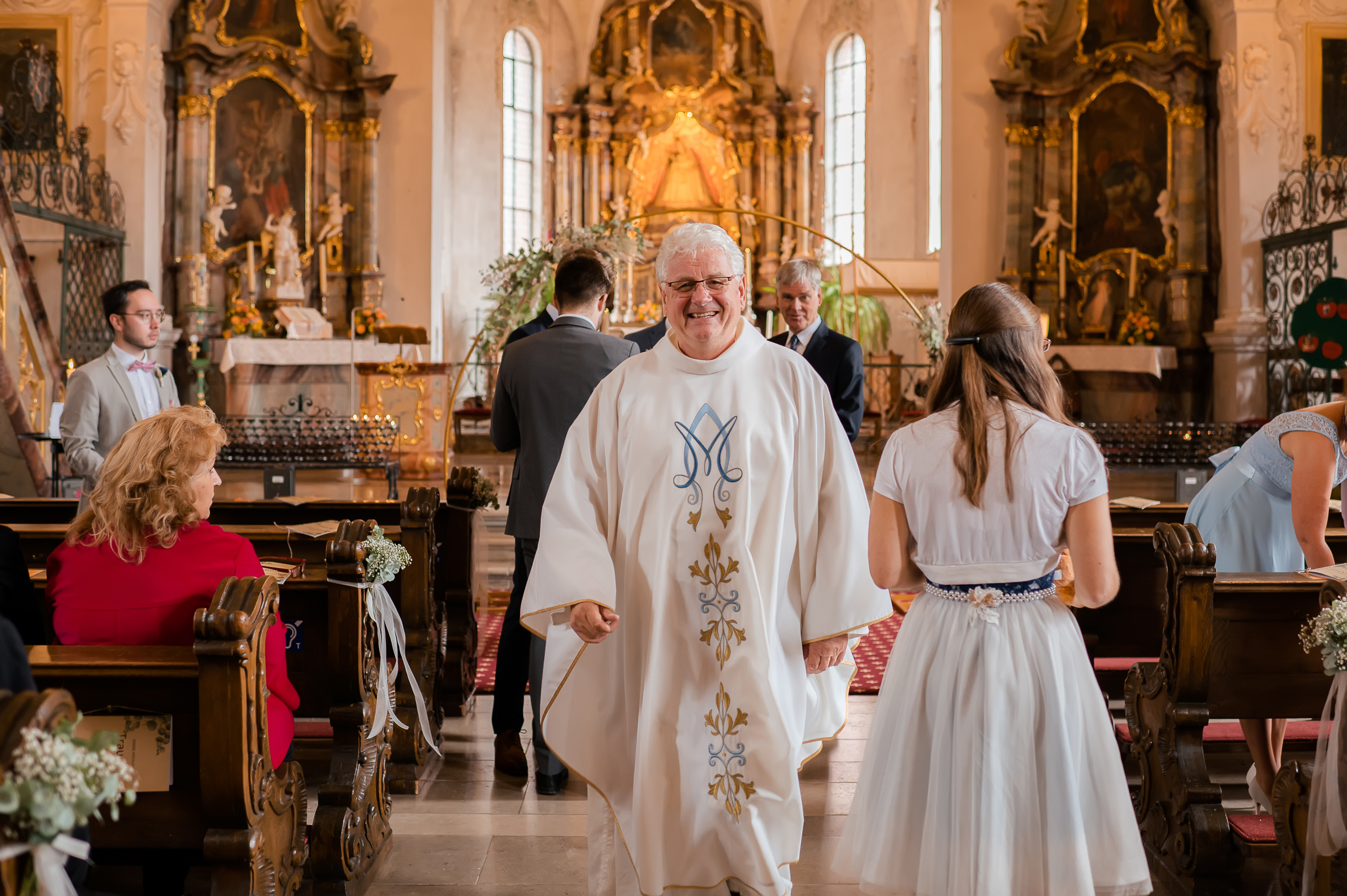 Pater Roman in der Wallfahrtskirche Todtmoos vor einer Hochzeitstrauung