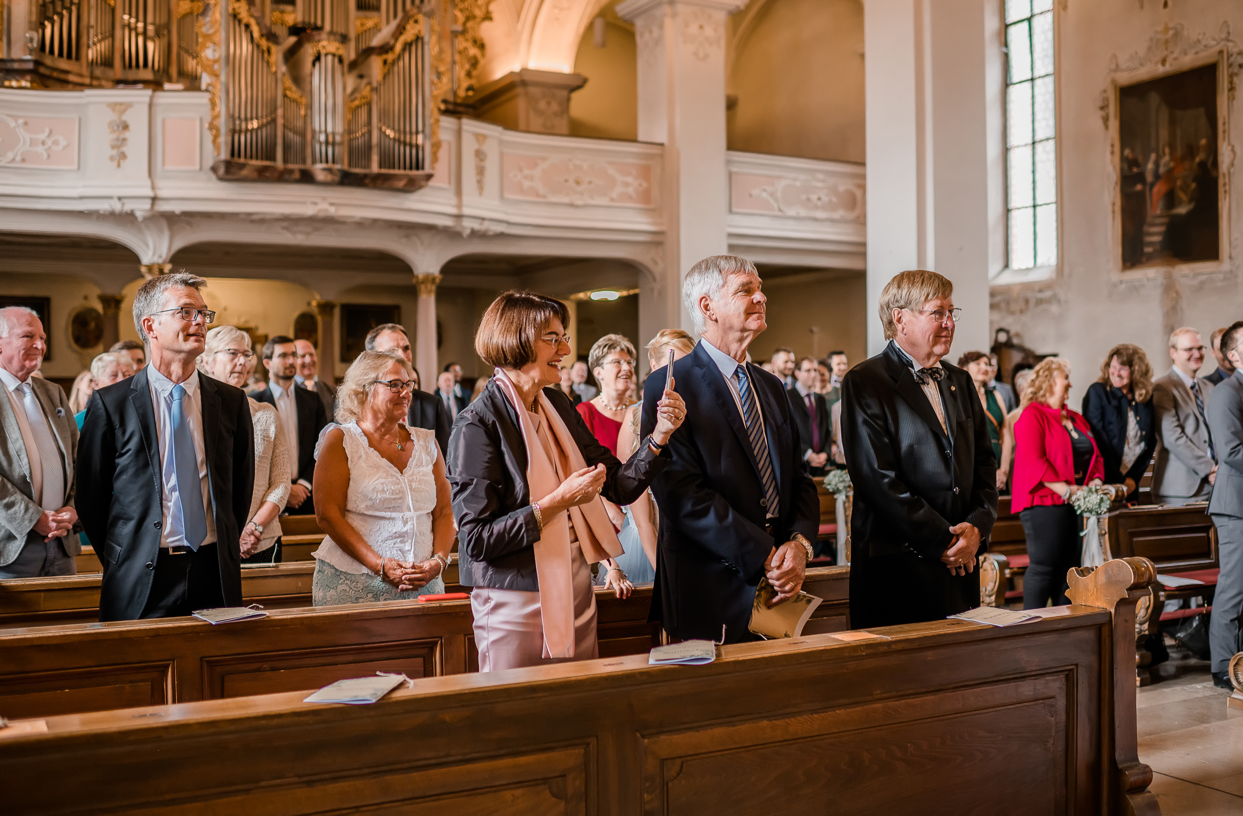 Hochzeitsgäste schauen Brautpaar bei Kirchlicher Trauung in der Wallfahrtskirche Todtmoos an