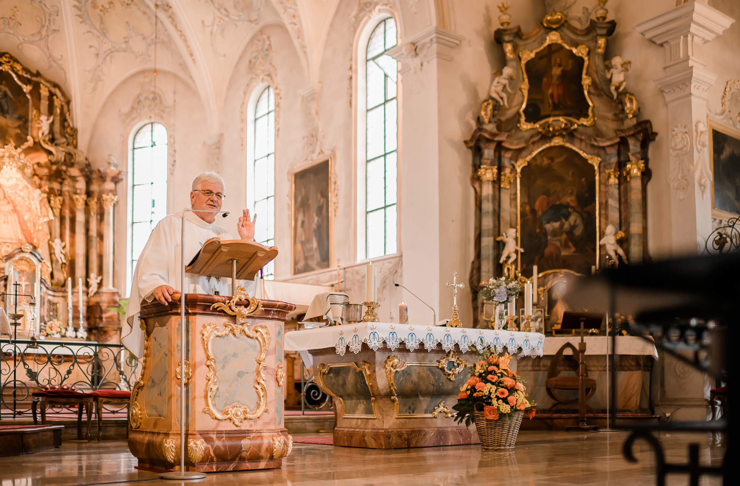Pater Roman prägt in der Wallfahrtskirche Todtmoos vor das Brautpaar und seine Hochzeitsgästen.
