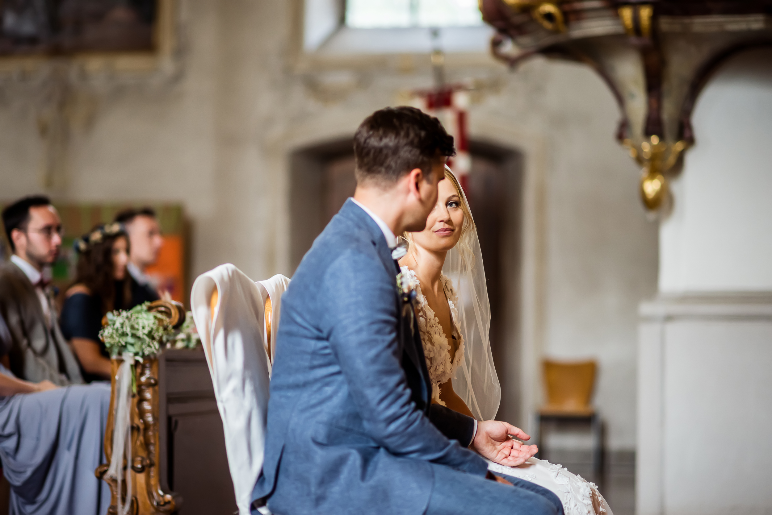 Brautpaar in der Todmoos Kirche, strahlendes Lächeln und verliebte Blicke, von Licht durchflutet