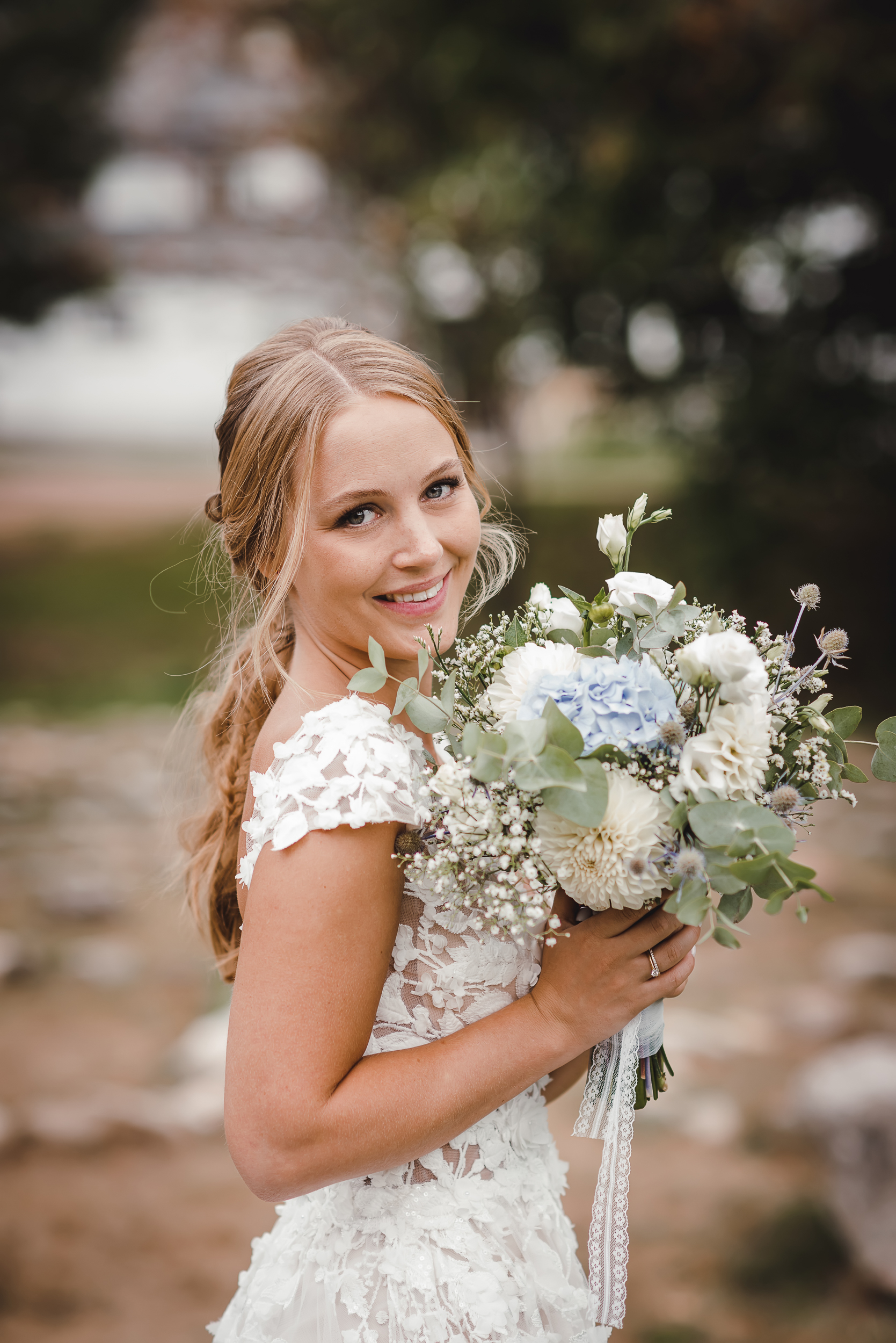 Porträt einer blonden Braut mit Blumenstrauß im Kurpark in Todtmoos.