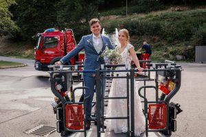 Ein Feuerwehrauto überrascht das Brautpaar am Hochzeitstag und hält in der Wehratalhalle in Todtmoos an.