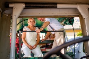 Ein Brautpaar fährt mit einem Traktor durch die malerischen Weinberge des Kaiserstuhls.