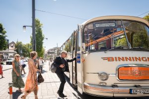 Ein Setra S 12, Baujahr 1966, ein Oldtimer-Bus der Firma Binninger, bringt Hochzeitsgäste von der Innenstadt Freiburgs zur Hochzeitslocation.
