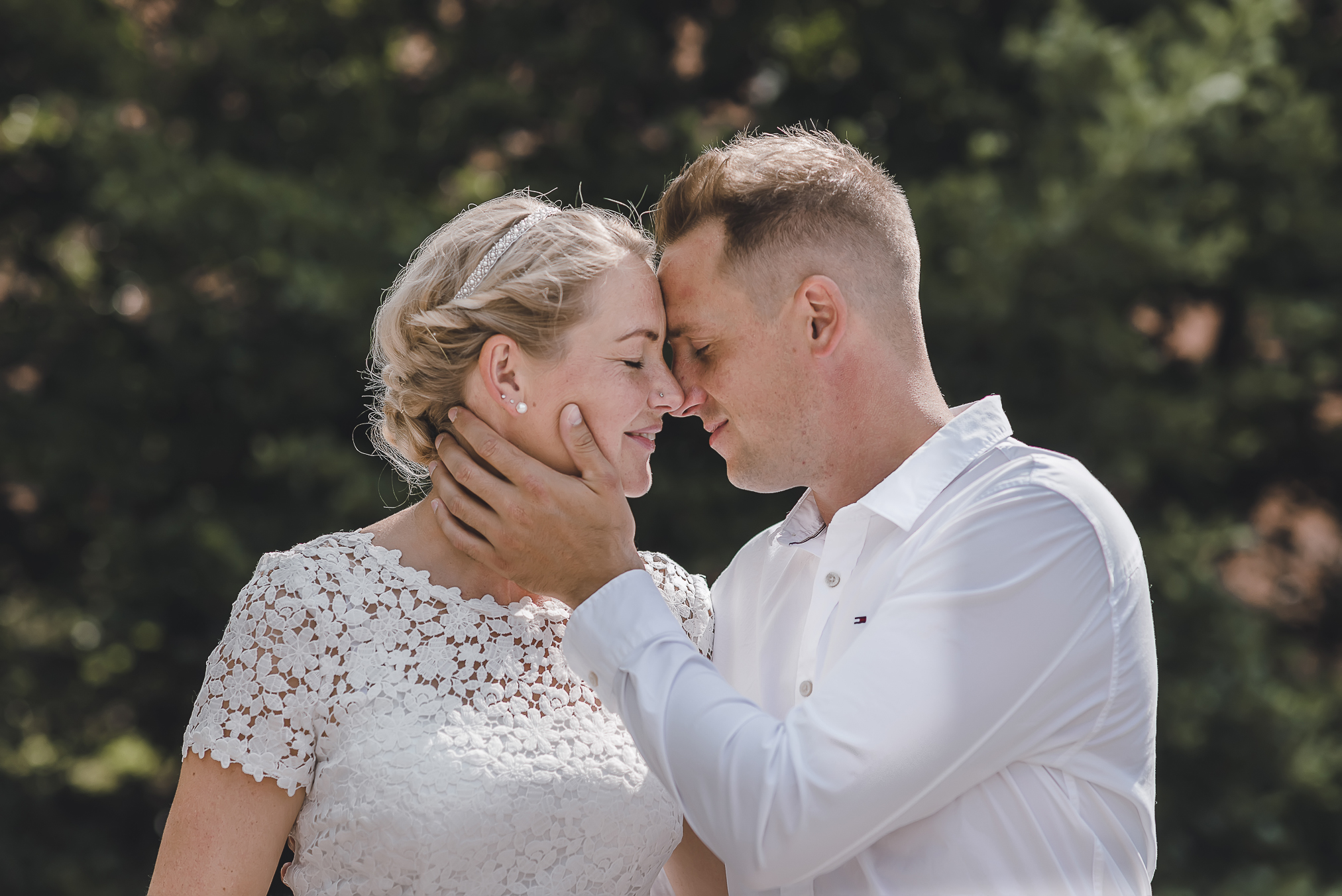 Brautpaar mit geschlossenen Augen und zärtlichem Moment im Standesamt Kirchzarten, Hochzeitsfotografin Isabela Campos