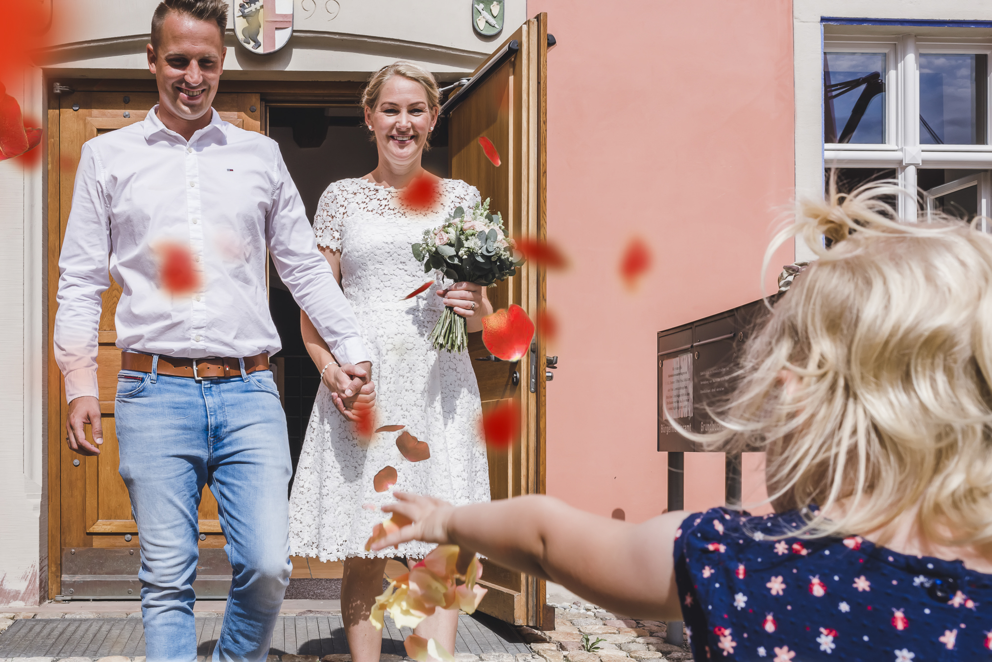 Brautpaar mit Tochter nach ihrer intimen Standesamt-Hochzeit in Kirchzarten mit Hochzeitsfotografin Isabela Campos
