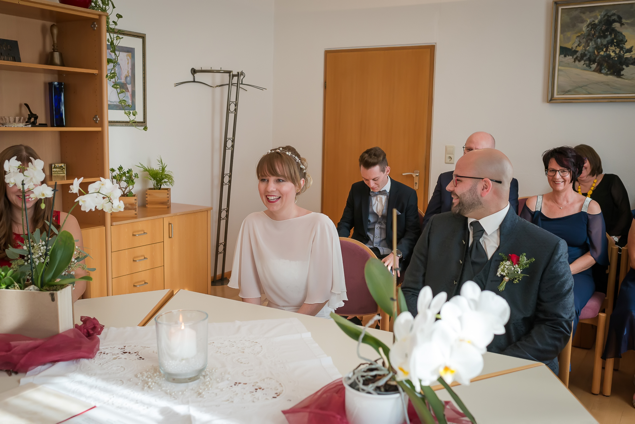 Ein Brautpaar und ihre Gäste sind im Trauzimmer des Rathauses in Mietersheim für ihre standesamtliche Trauung versammelt.