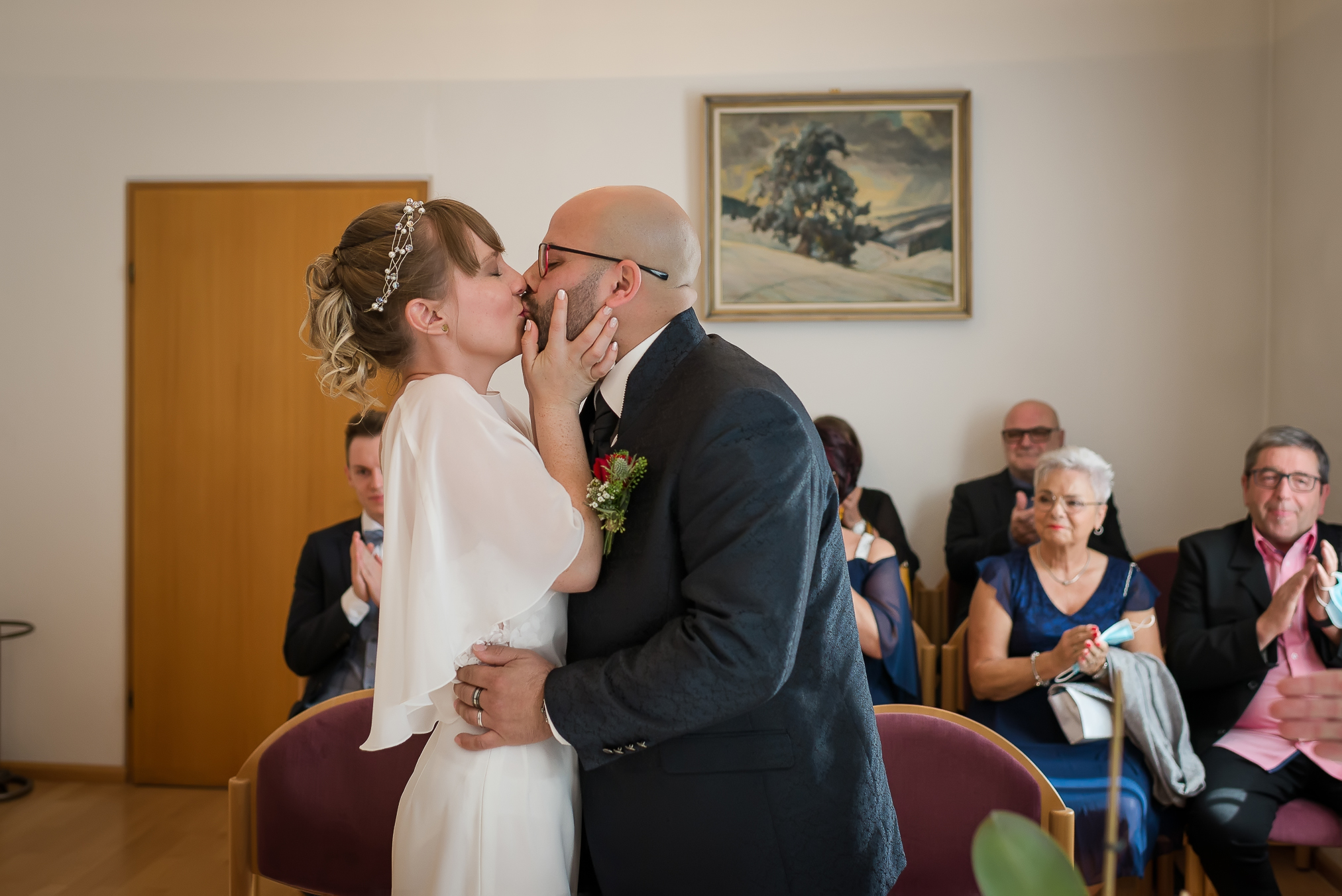 Ein Brautpaar küsst sich nach ihrer standesamtlichen Trauung im Rathaus in Mietersheim.