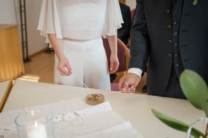 Nahaufnahme der Hochzeitsringe auf dem Tisch bei einer standesamtlichen Trauung im Rathaus in Mietersheim.