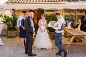 Hochzeitspaar empfängt Gäste vor dem Haus am Teich in Ettenheim