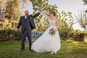 Braut und Bräutigam tanzen beim Fotoshooting im Haus am Teich in Ettenheim.