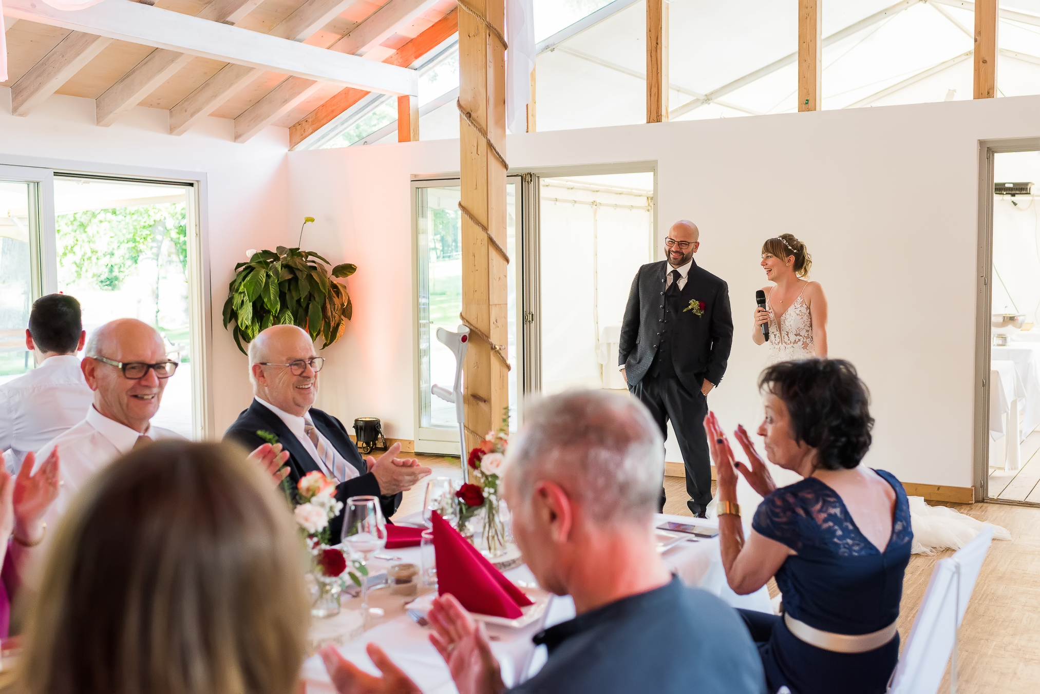 Brautpaar eröffnet das Buffet und erhält Applaus der Gäste im Haus am Teich in Ettenheim.