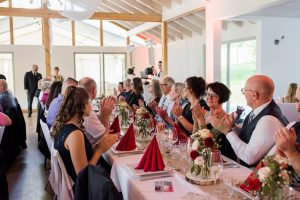 Hochzeitsfeier im Haus am Teich in Ettenheim mit Gästen, die das eröffnete Buffet bejubeln.