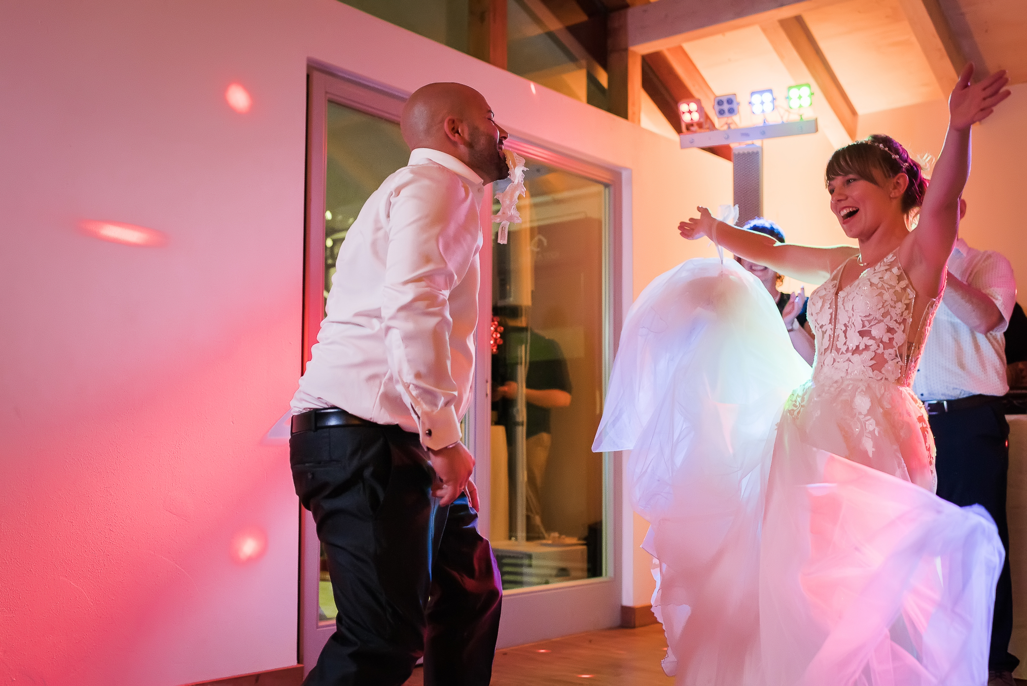 Braut und Bräutigam tanzen zusammen bei der Hochzeitsfeier im Haus am Teich in Ettenheim.