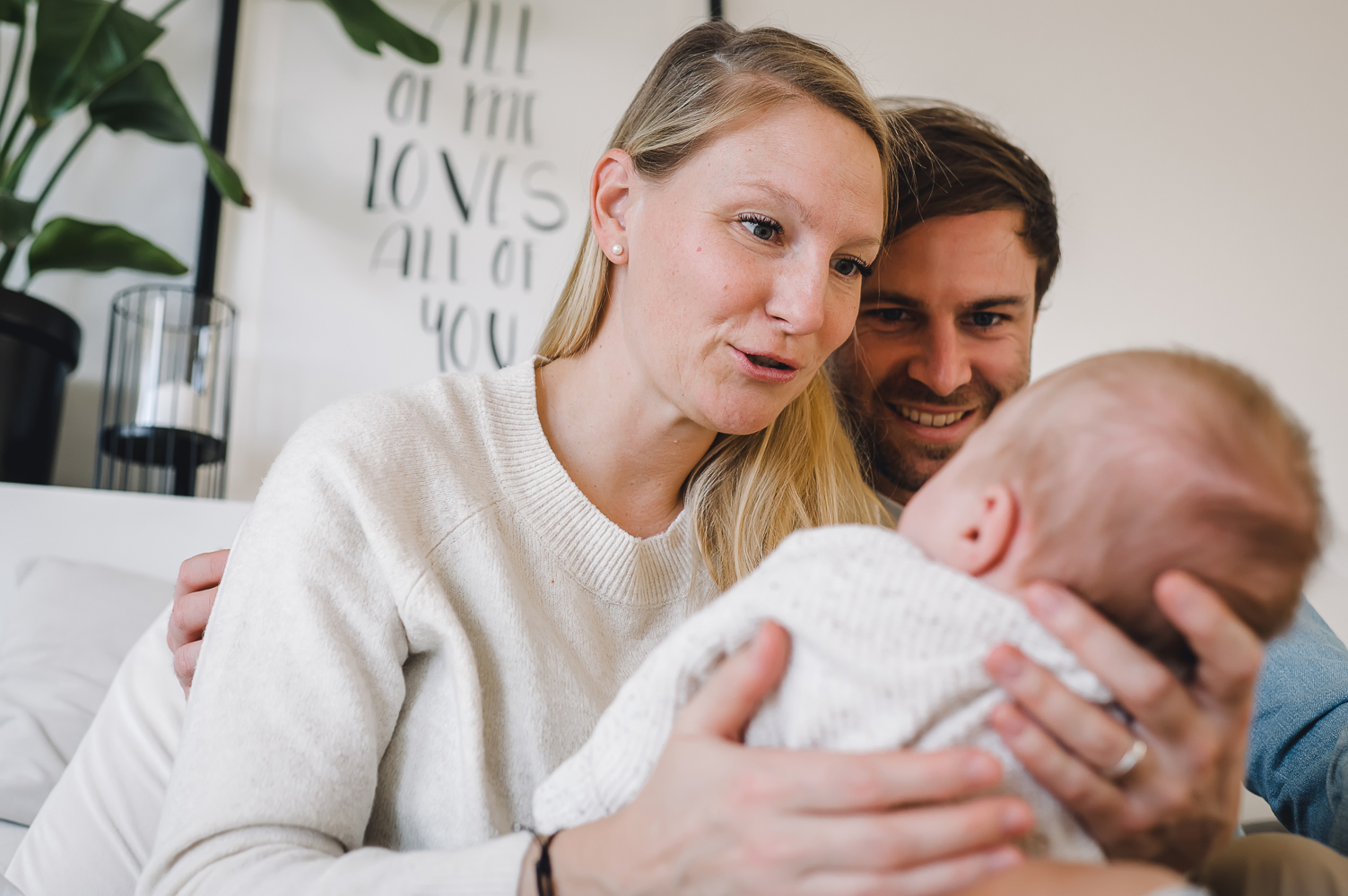 Dokumentarisches Neugeborenenshooting zu Hause in Offenburg