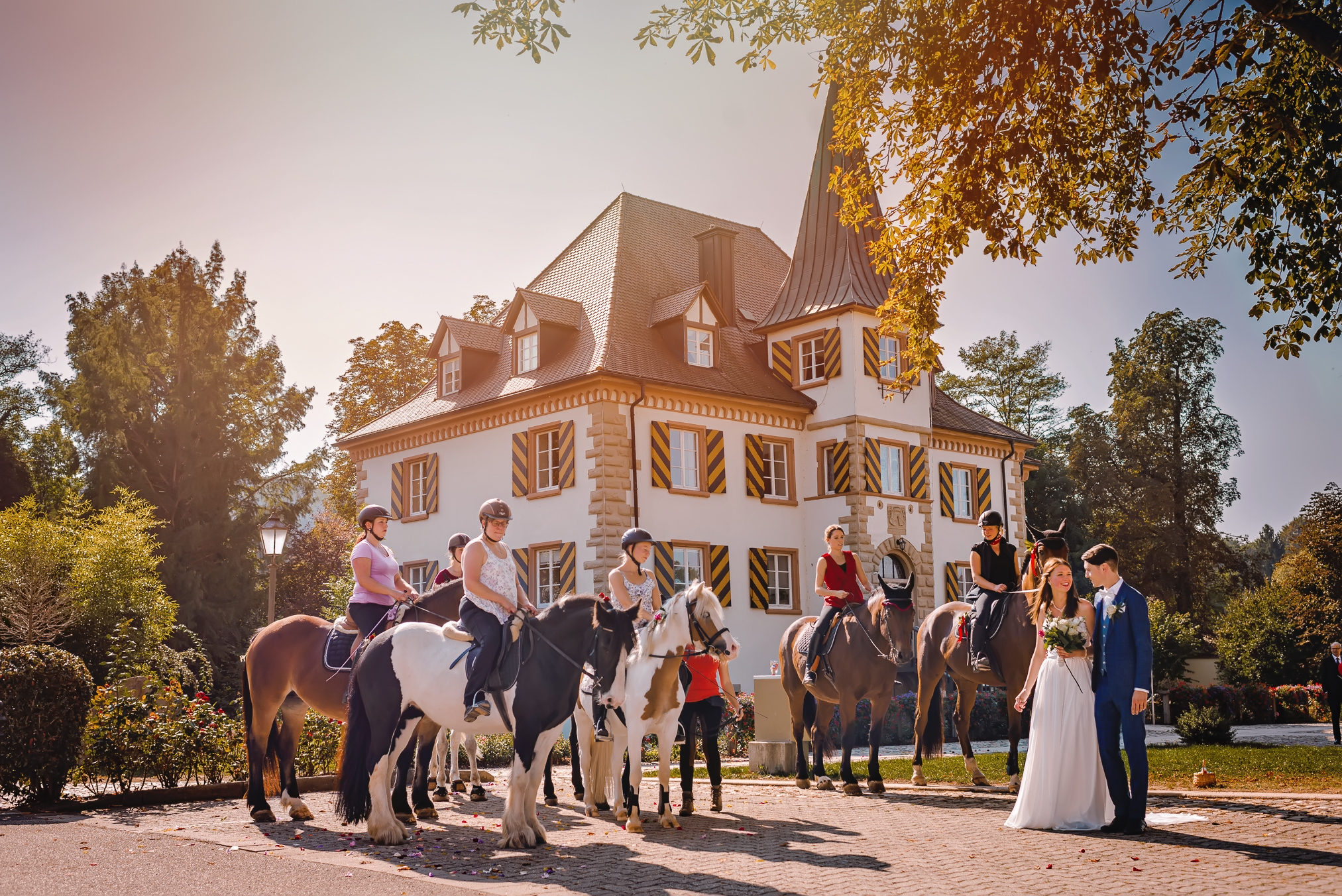 Hochzeit im Wasserschloss Entenstein in Schliengen - Brautpaar mit Pferden