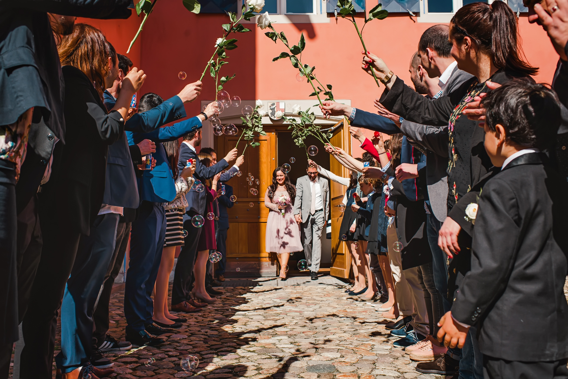 Brautpaar verlässt das Trauzimmer der Talvogtei in Kirchzarten, umgeben von Hochzeitsgästen, Blumen und Seifenblasen