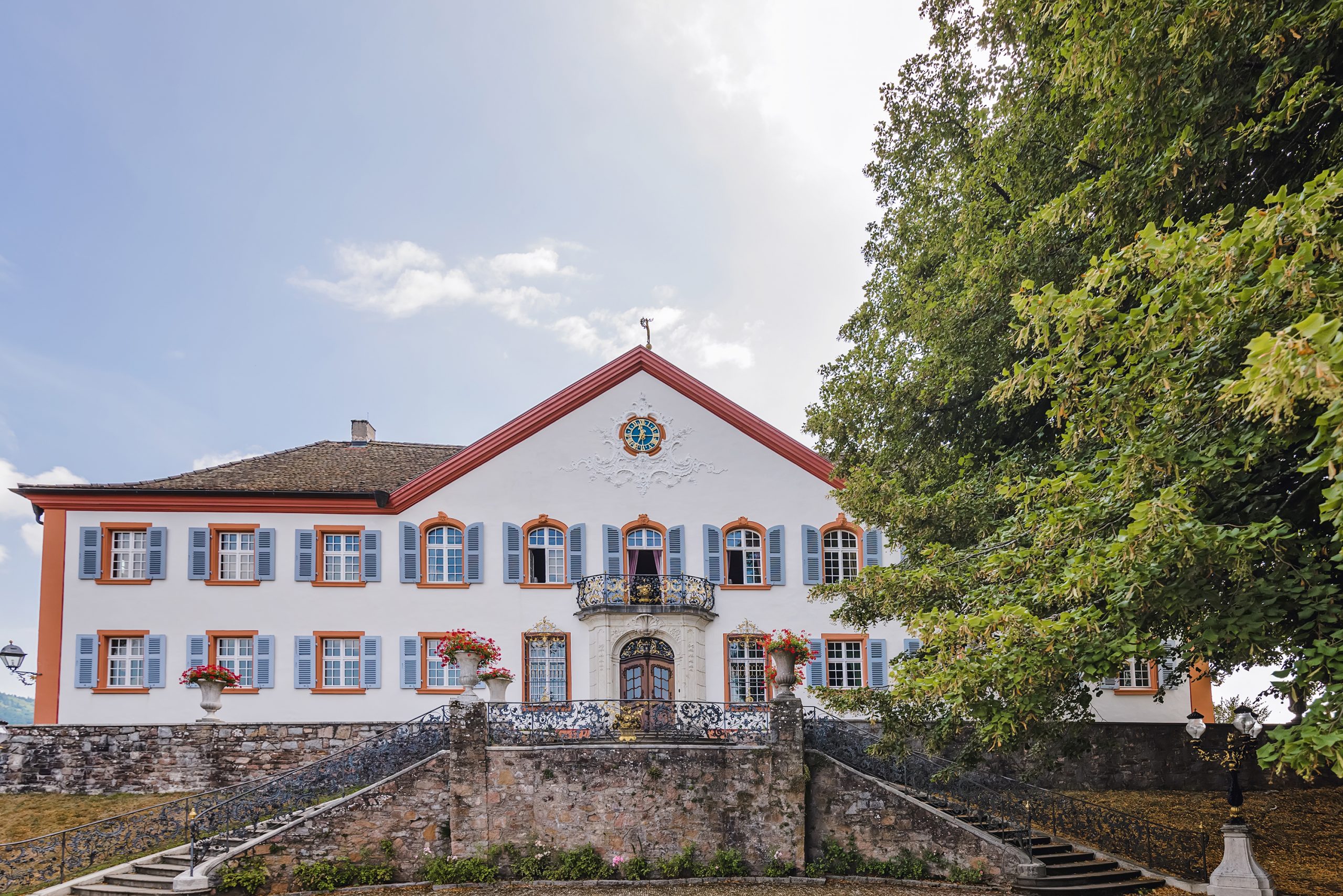 Ein Foto der Fassade des Schlosses Burgeln in Schliengen vor einer Hochzeit, aufgenommen von der Fotografin Isabela Campos.