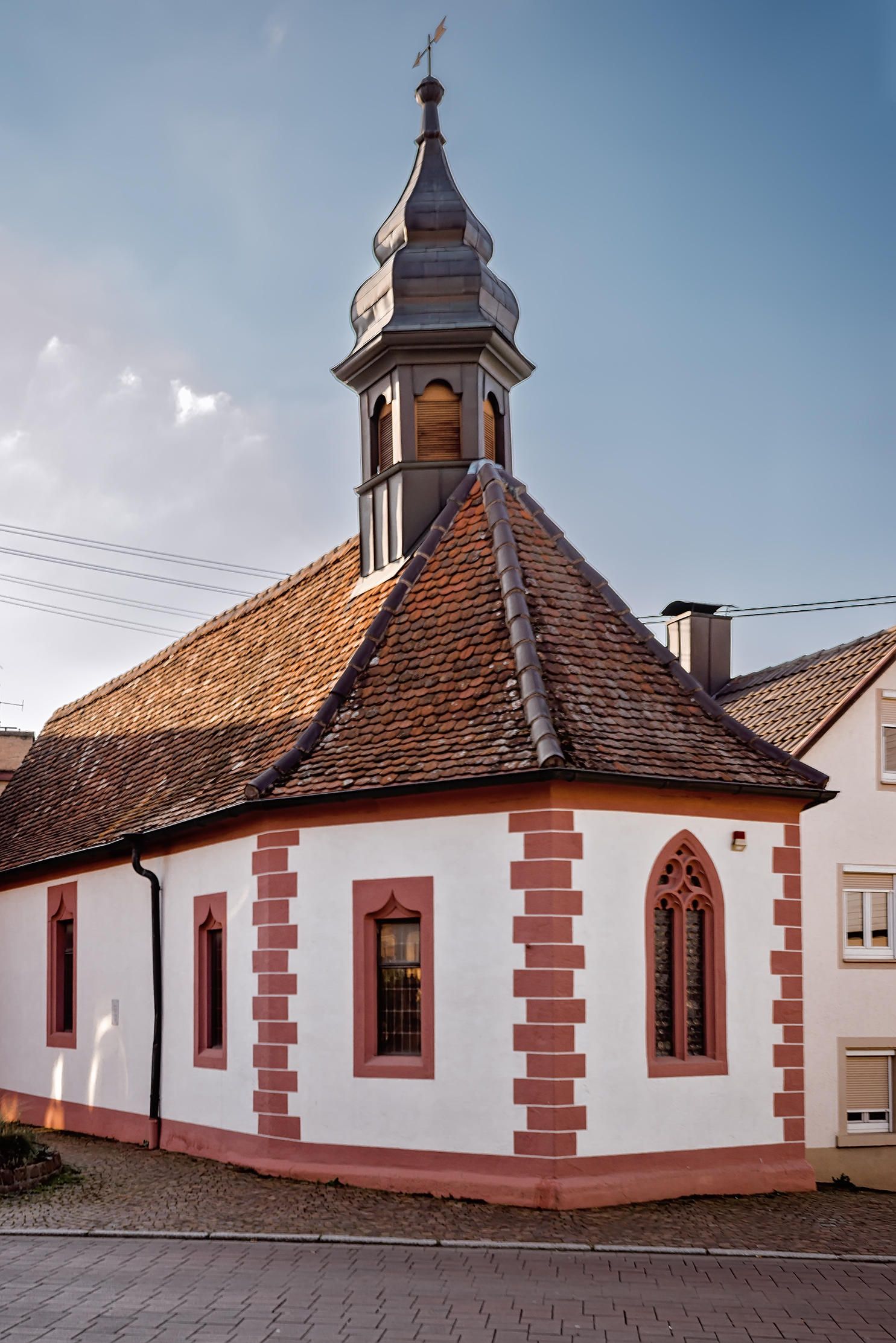 Ein Foto der Fassade der Margarethenkapelle in Herbolzheim, eine alternative Option für eine standesamtliche Hochzeit statt des Rathauses, aufgenommen von Fotografin Isabela Campos.
