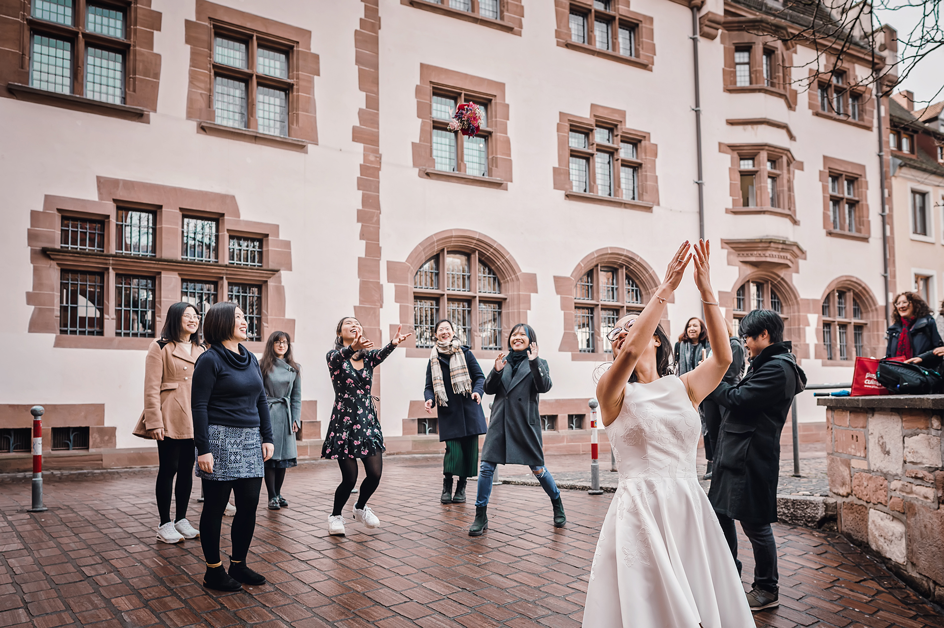 Ein Foto des Brautstraußwerfens während einer standesamtlichen Trauung in Freiburg.