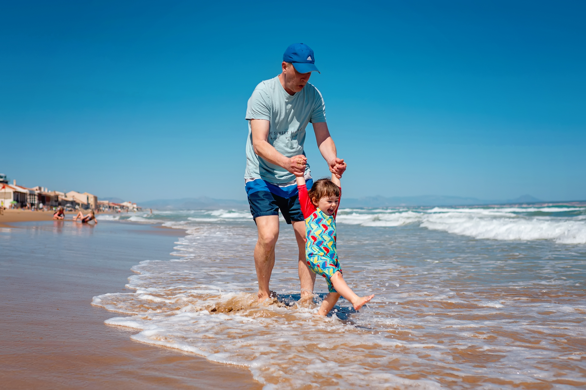 Natürliches Strandfotoshooting mit Kindern in Spanien